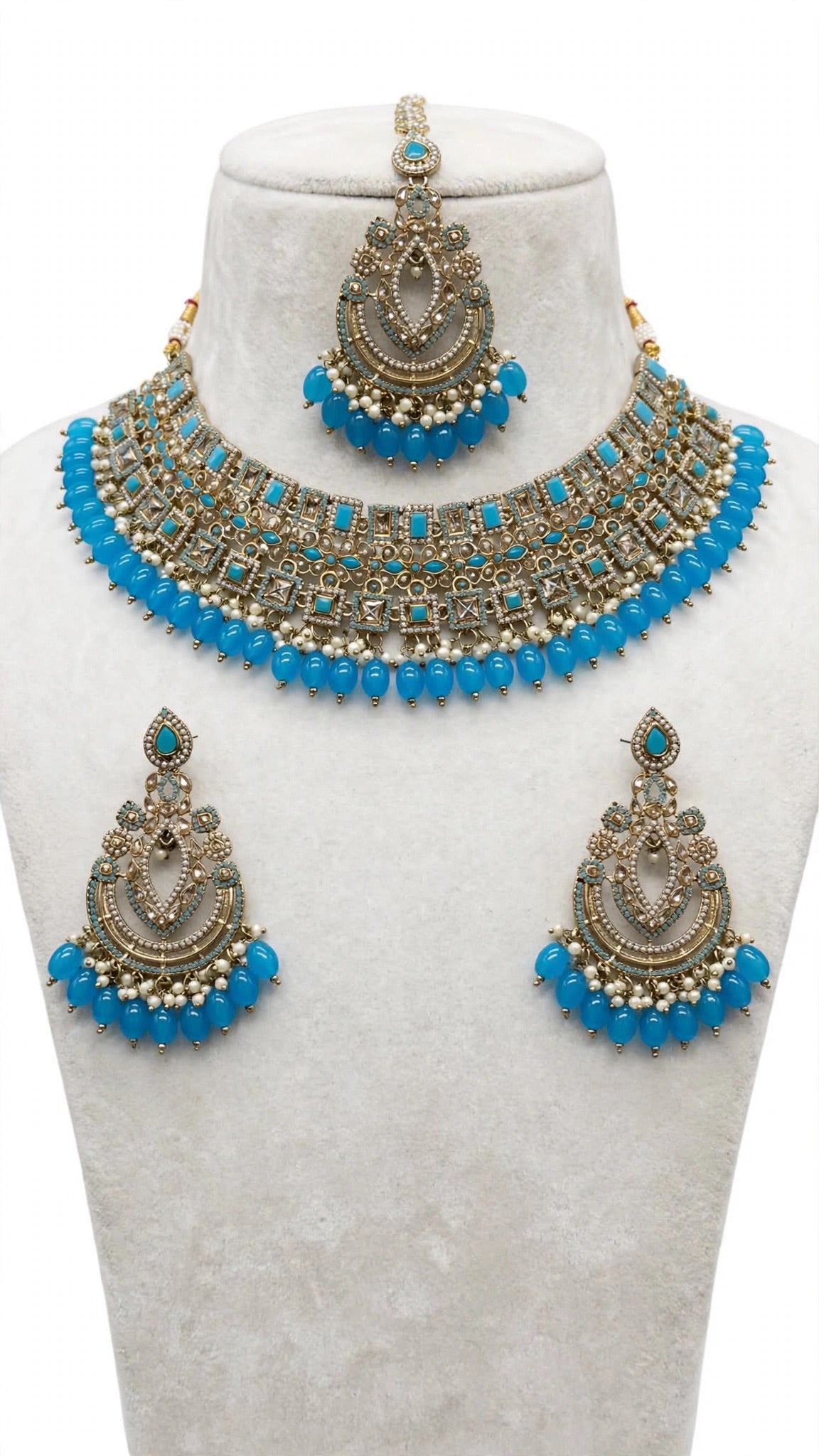 Necklace set with earrings and tikka