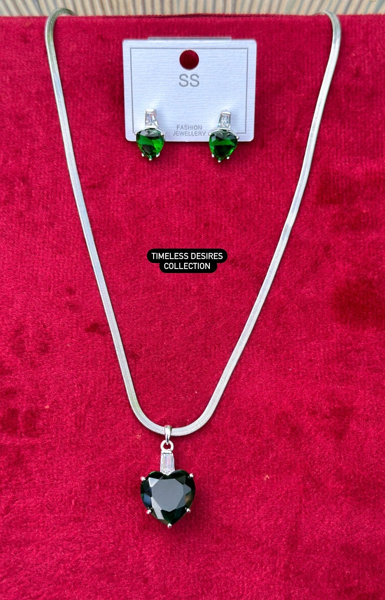 Green American diamond necklace set in silver