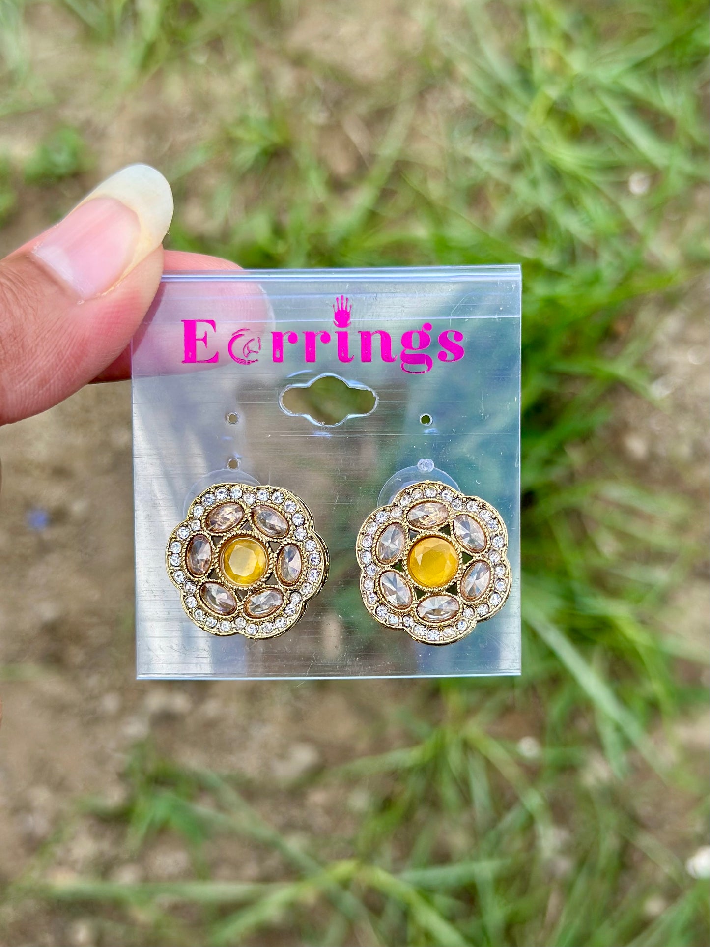 Yellow stud earrings - J28