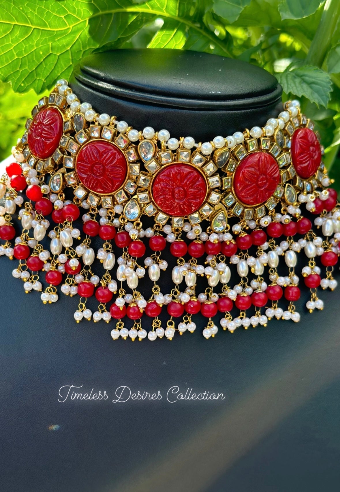 Red Necklace / Choker set in Kundan with curving stone ( awesome PC 👌)
