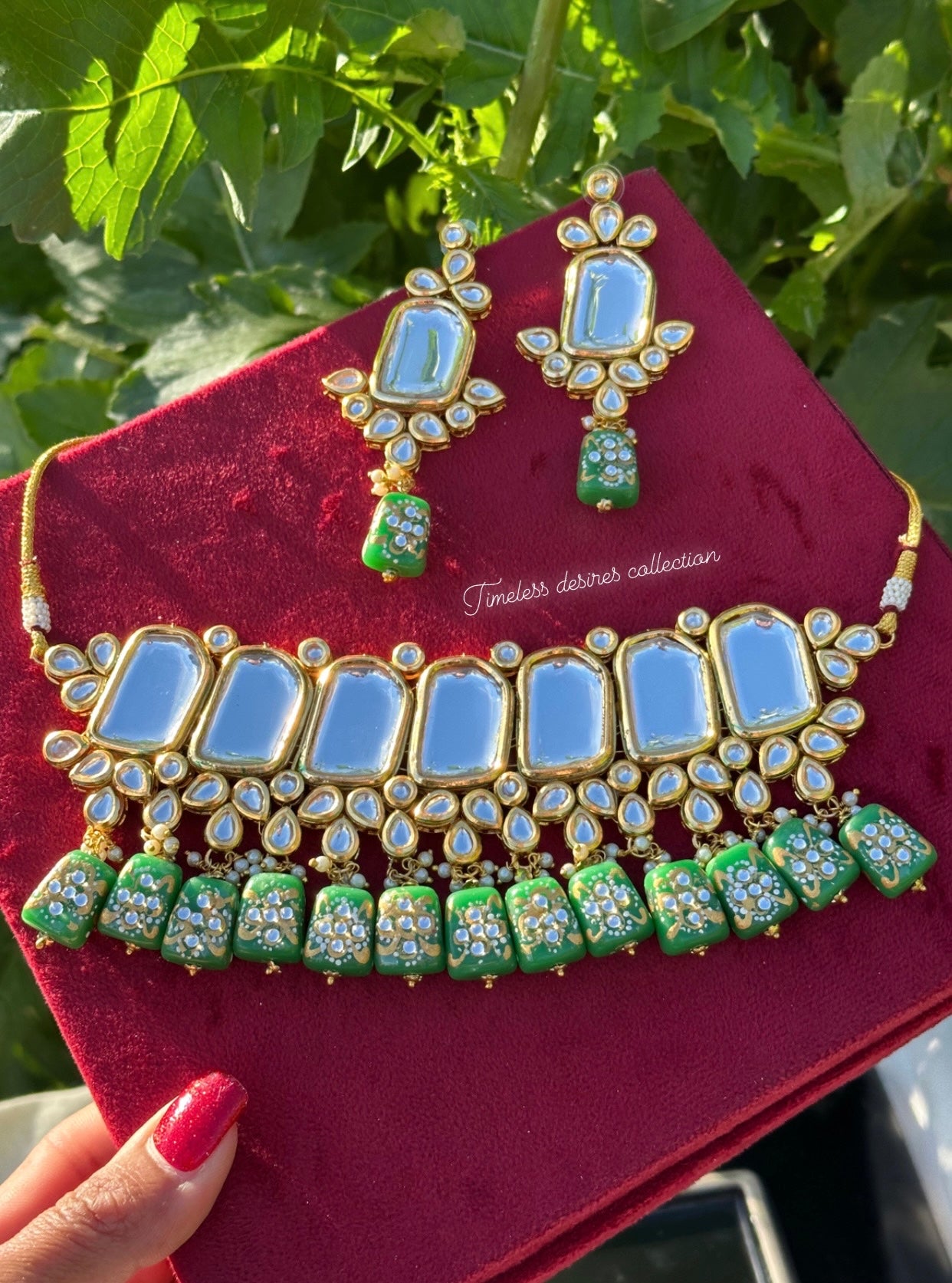 Green choker / necklace set in uncut Kundan with tumbler beads