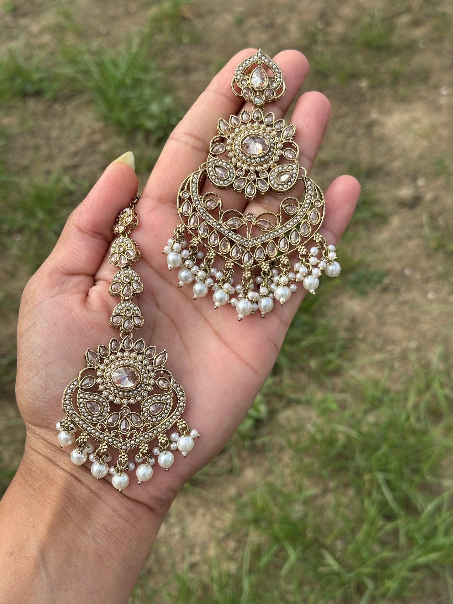 Golden colour earrings with tikka J6