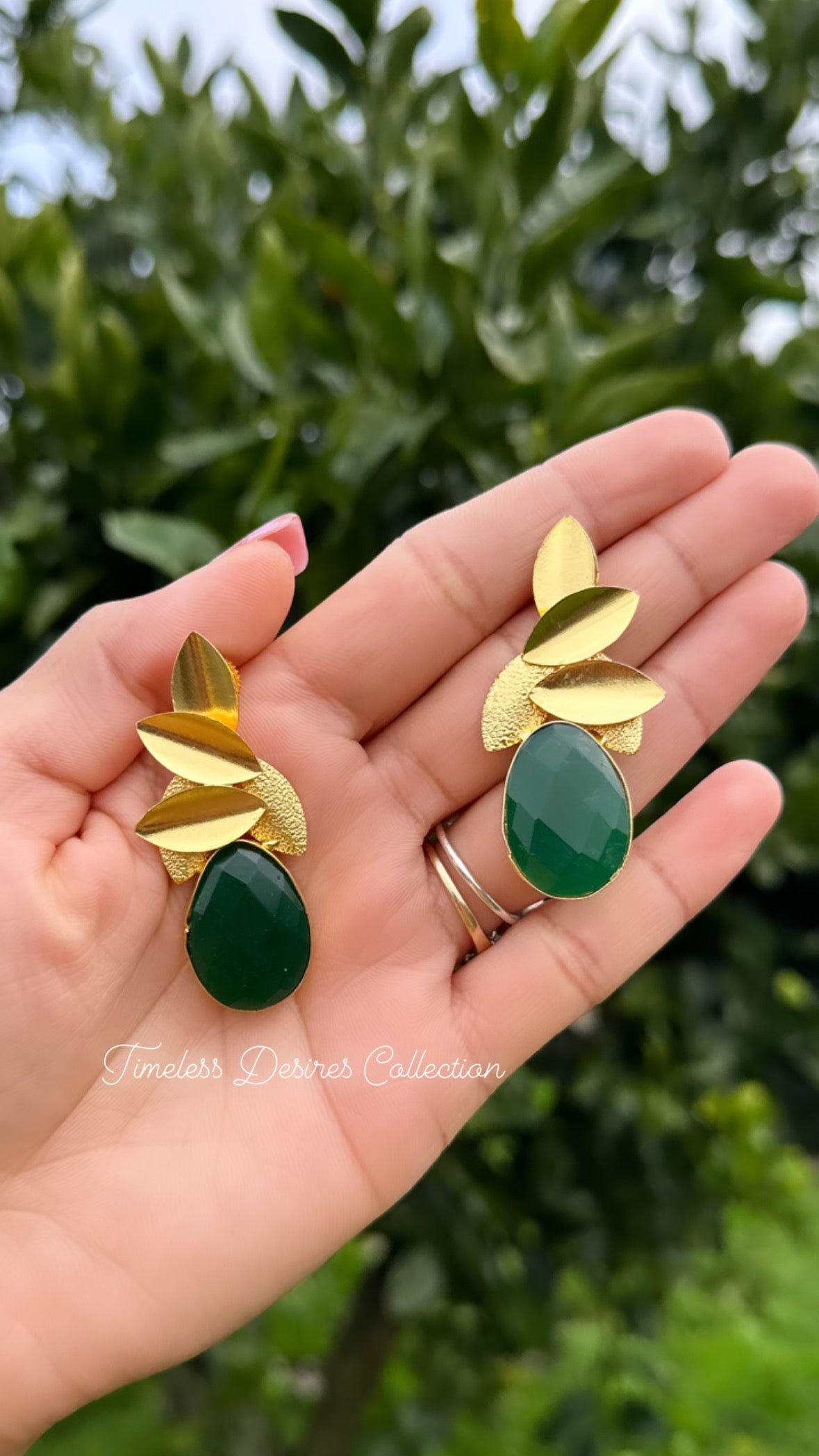Green western style earrings in gold plating