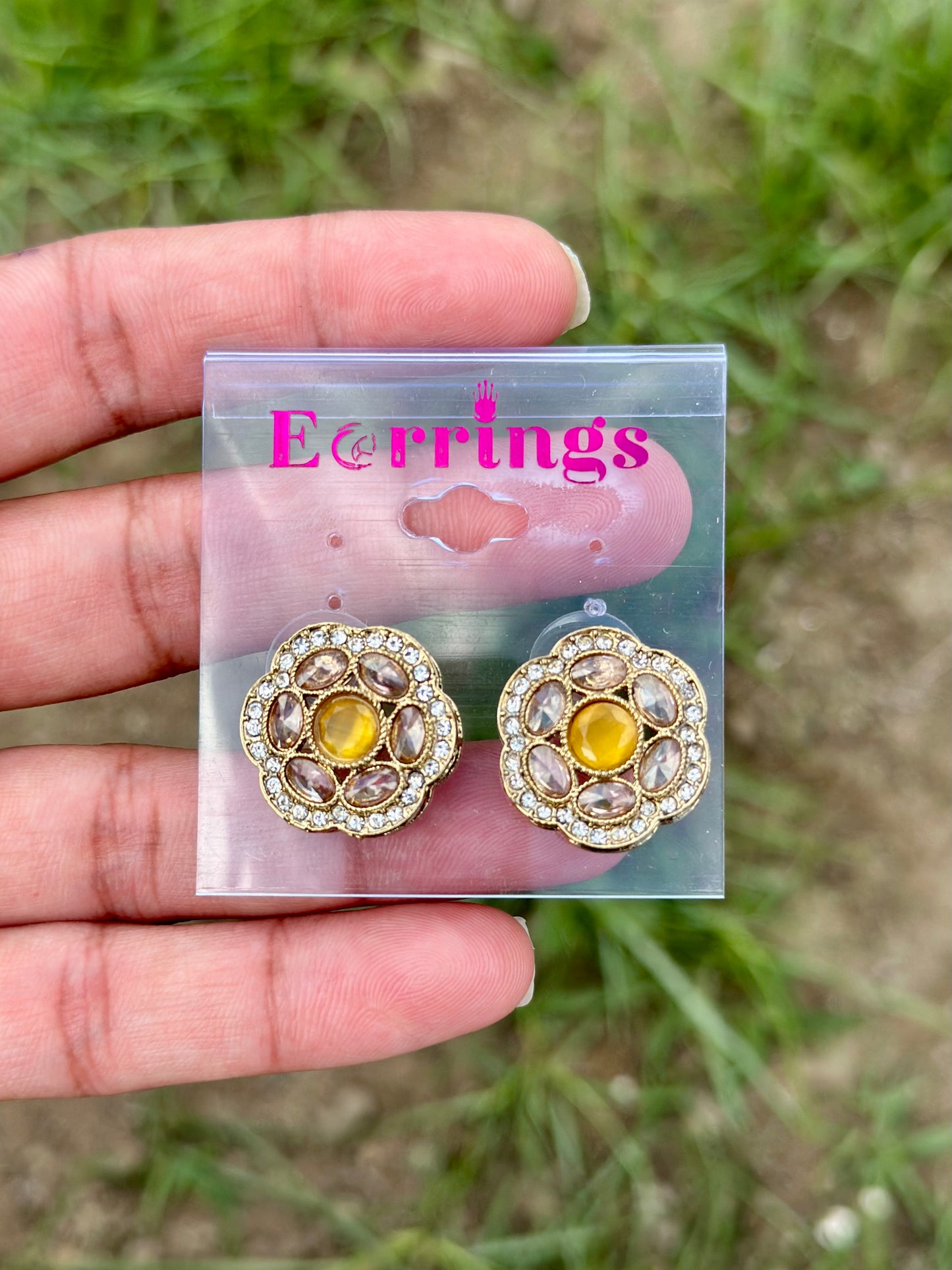 Yellow stud earrings - J28