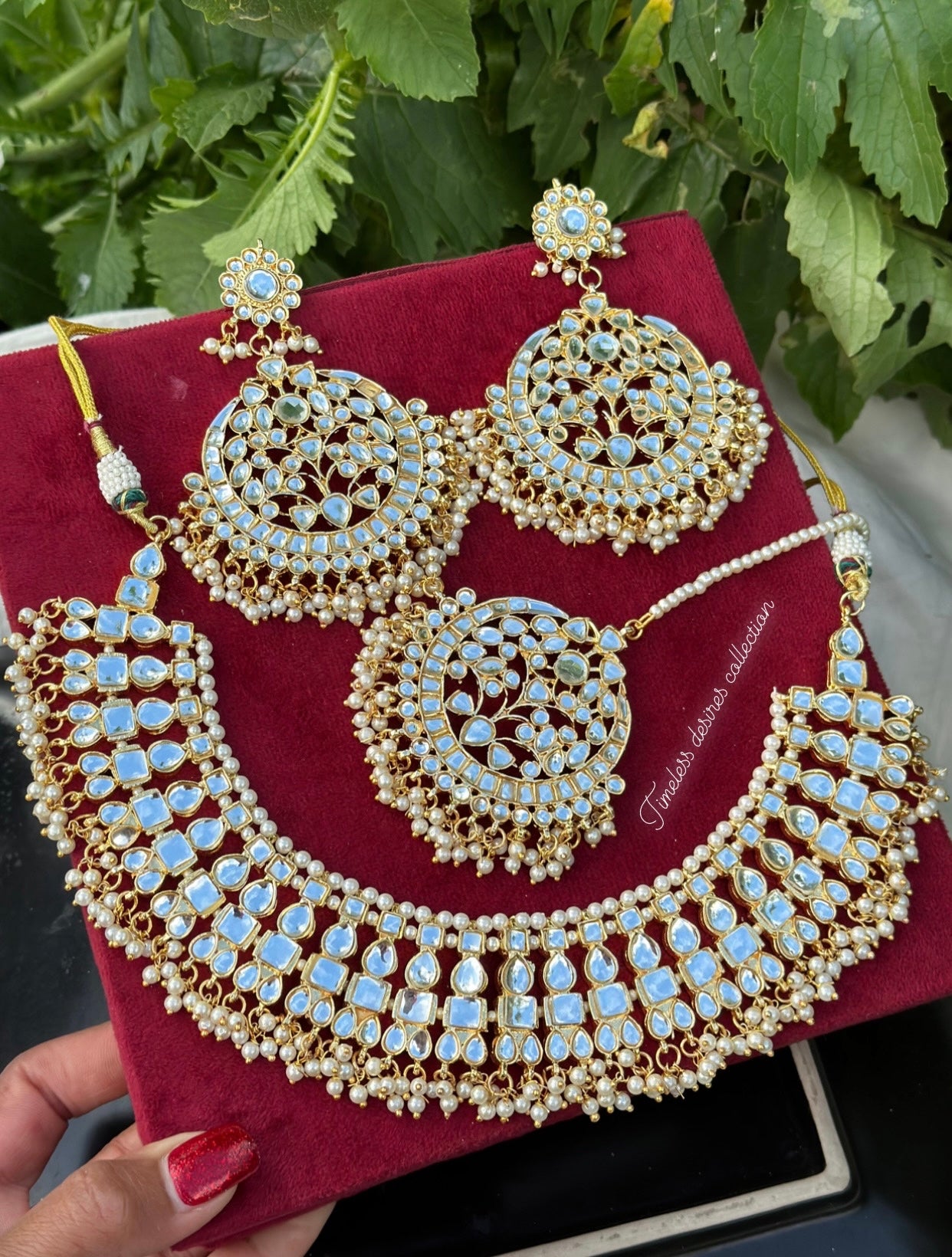 Golden Necklace / choker set in Kundan with oversized earrings and tikka ( high quality )