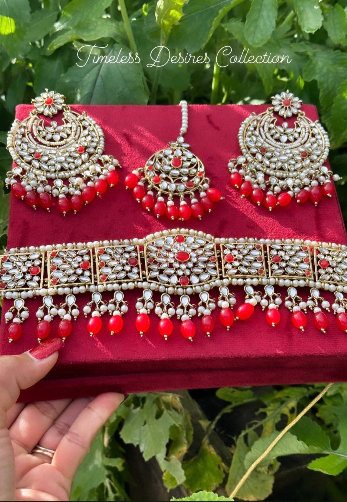 Red choker / necklace set in Kundan ( oversized earrings 👌)