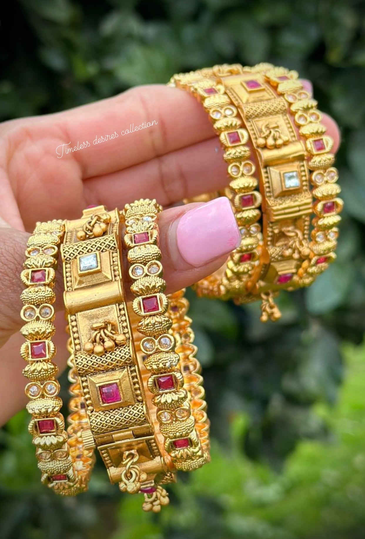 Gold plated kangan in antique look (set of 6)
