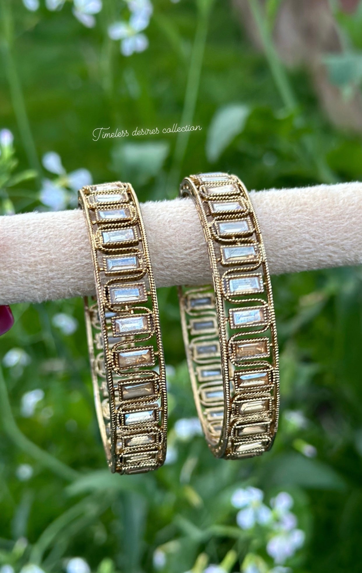 Golden kangan / bangles in Polki