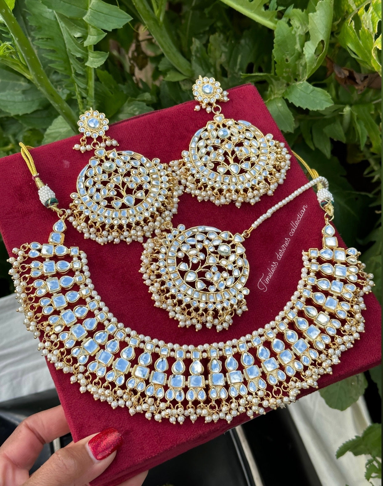 Golden Necklace / choker set in Kundan with oversized earrings and tikka ( high quality )
