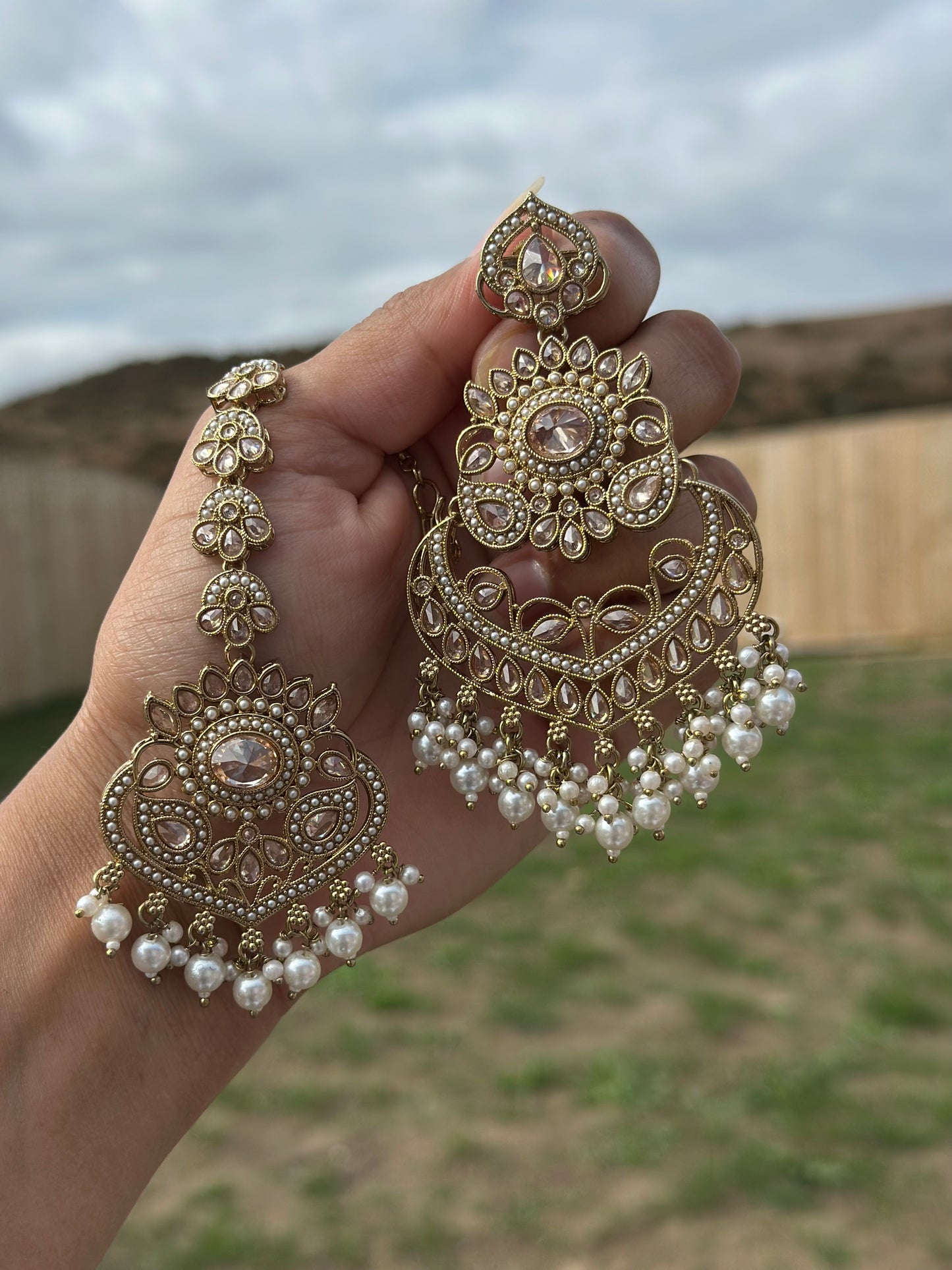 Golden colour earrings with tikka J6
