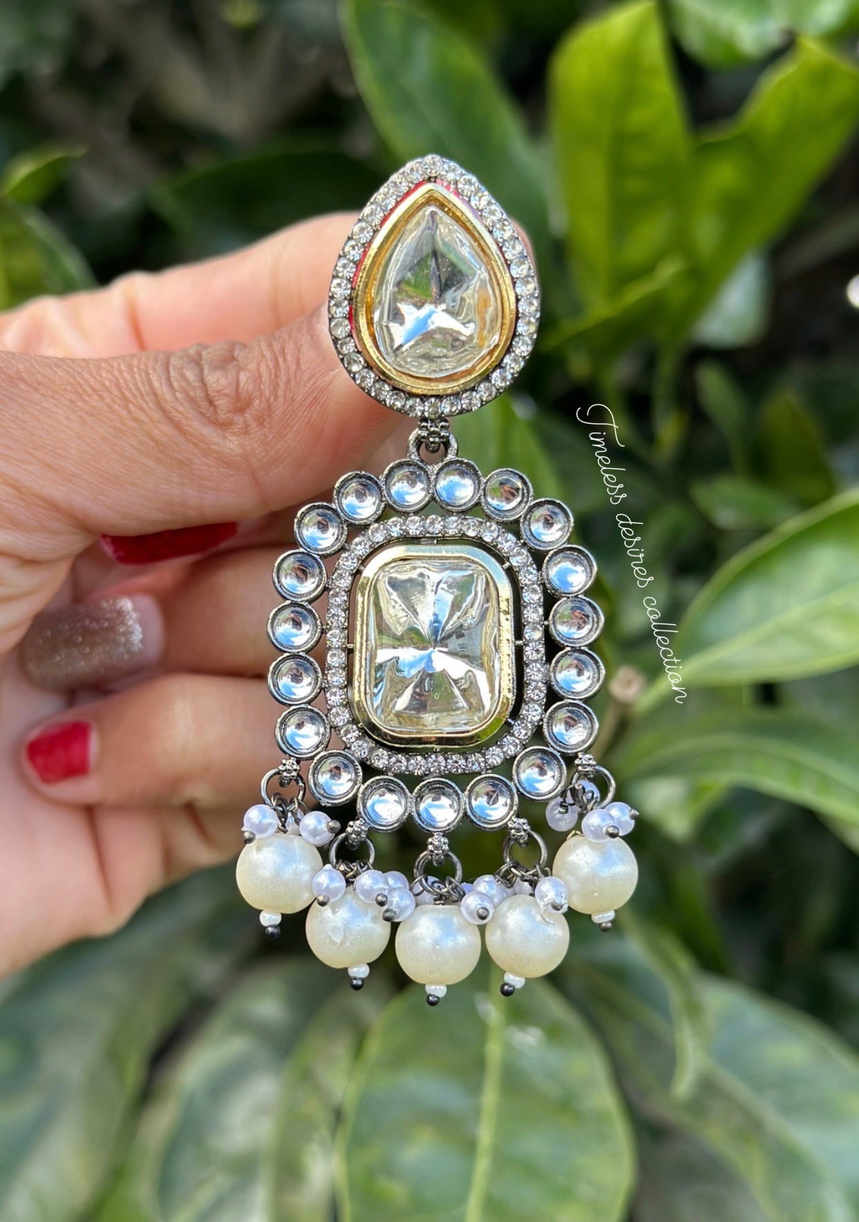 Golden colour earrings in Kundan