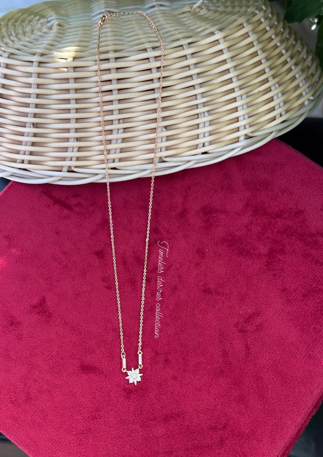 Sleek necklace in AD western style