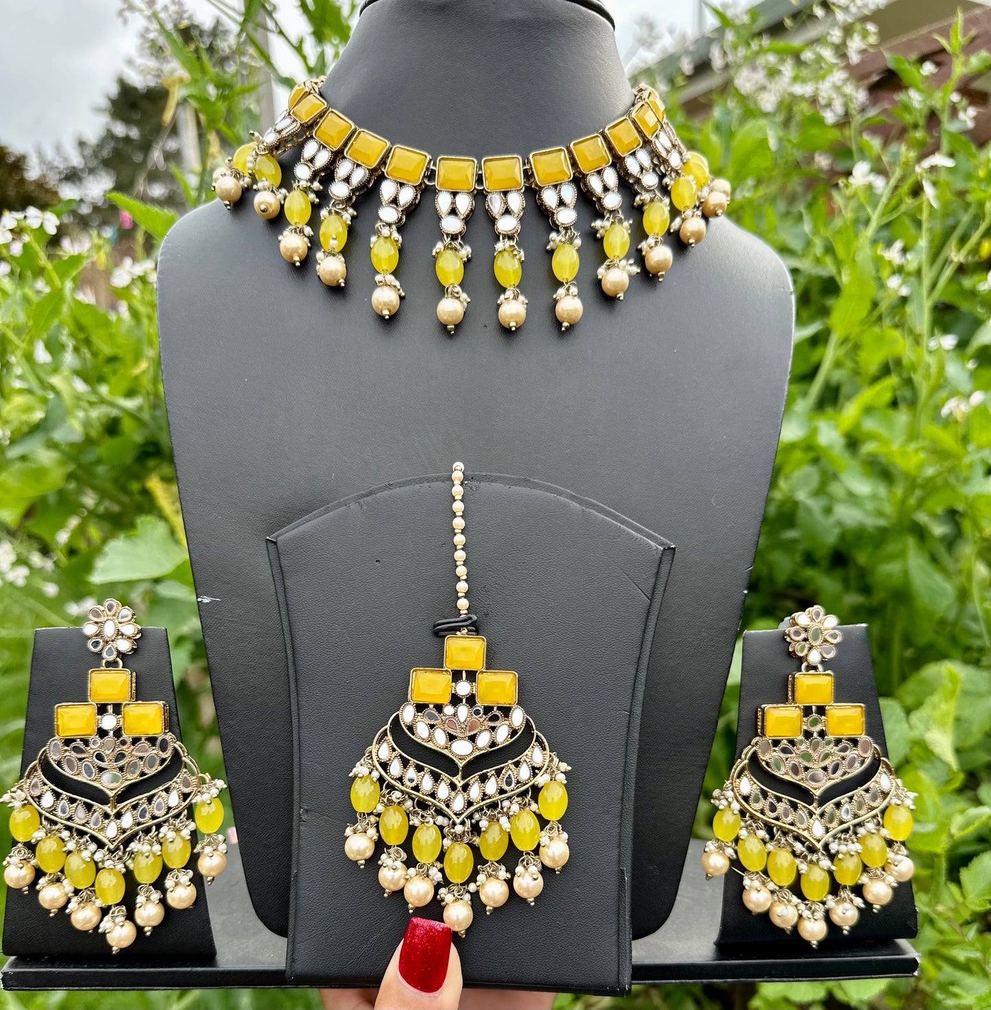 Yellow Necklace / Choker set in mirror