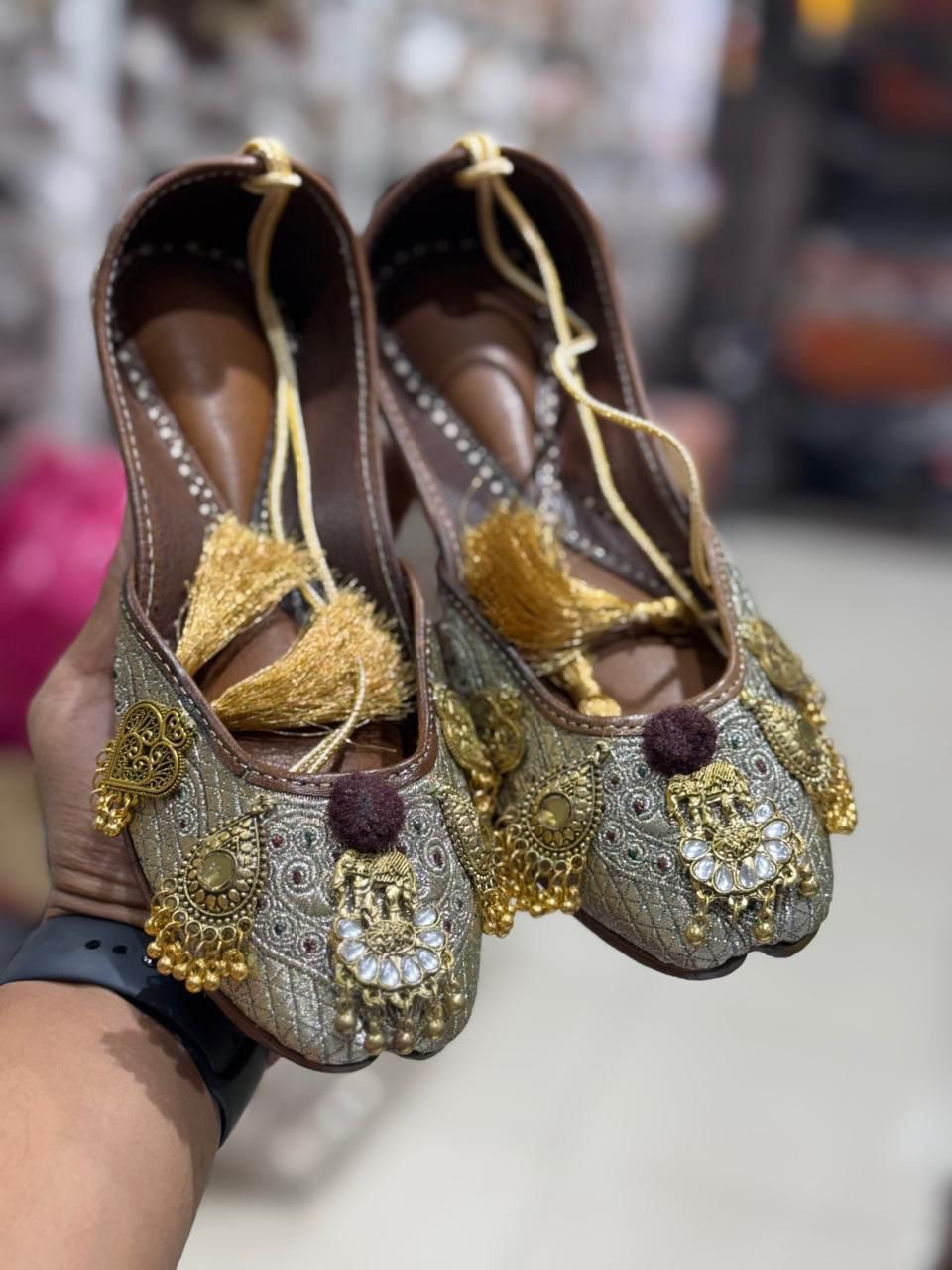 Punjabi trending jutti, Colour: silver/golden, (Code:X04)