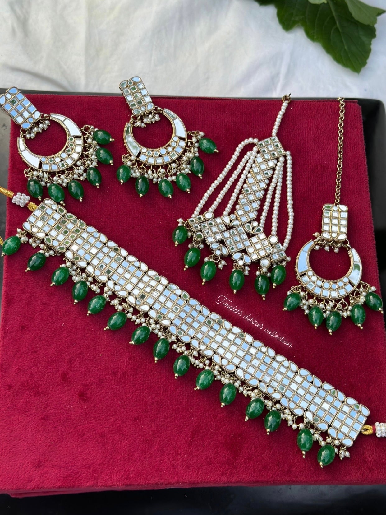 Green choker / necklace set in mirror with Passa