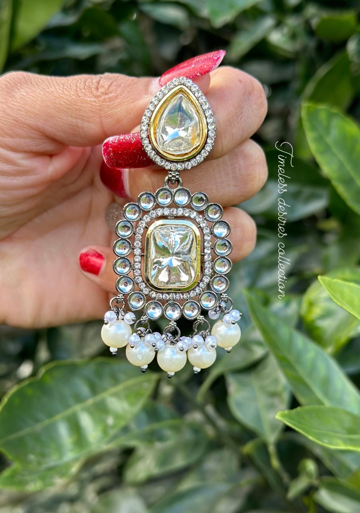 Golden colour earrings in Kundan