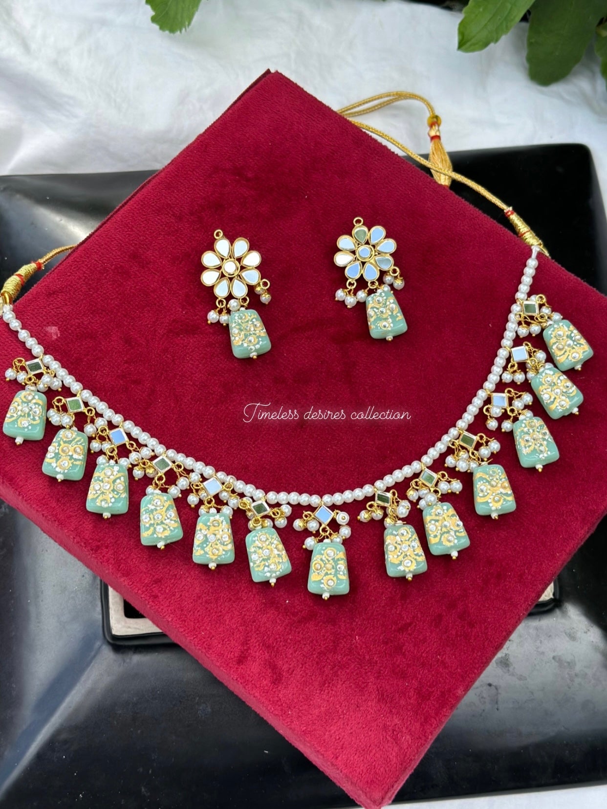 Mint colour choker / necklace set in mirror with tumbler beads