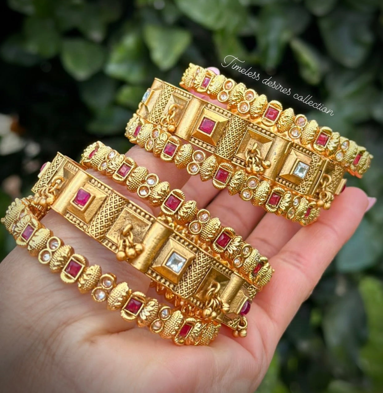 Gold plated kangan in antique look (set of 6)