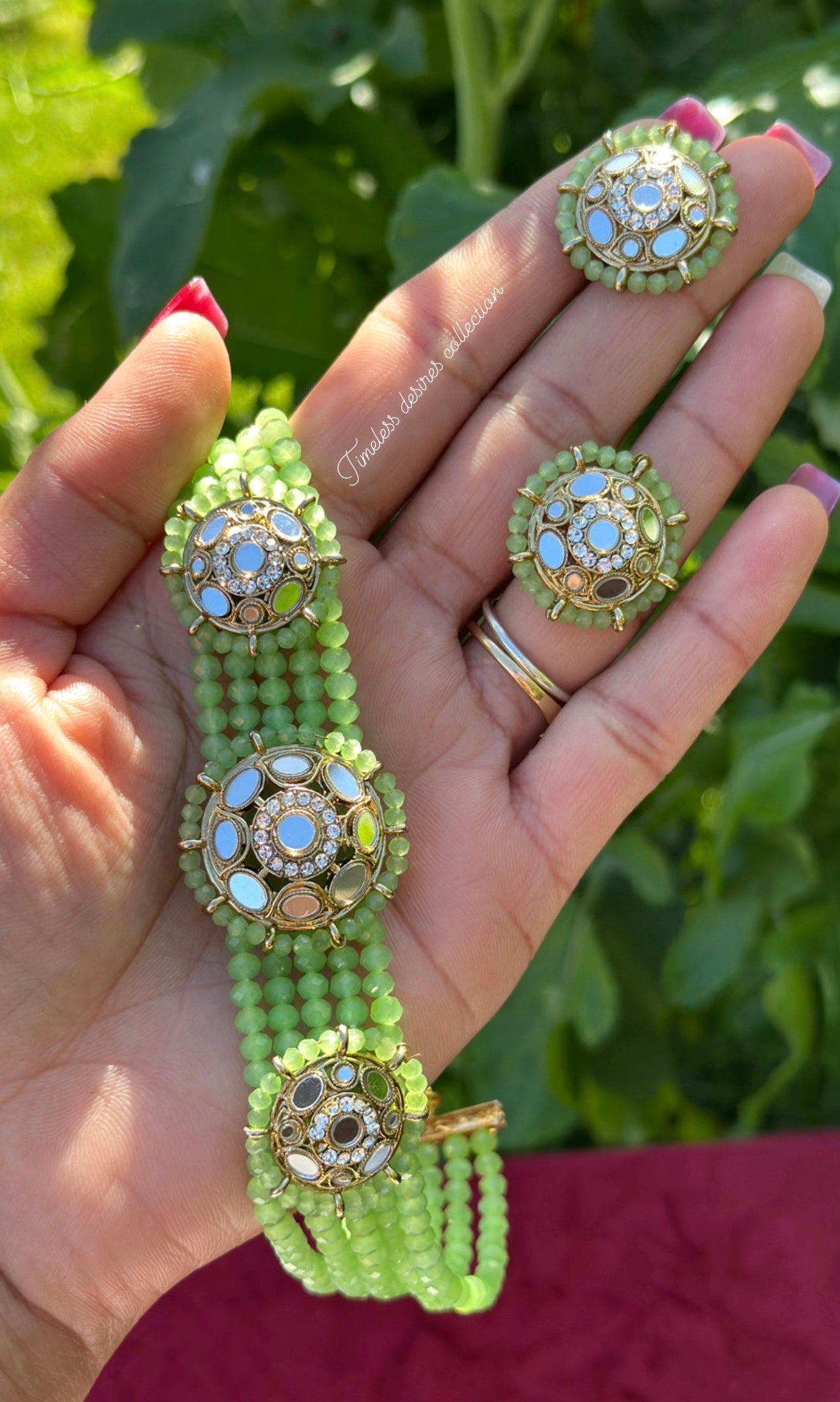 Parrot or Pista colour choker / necklace set with studs in mirror