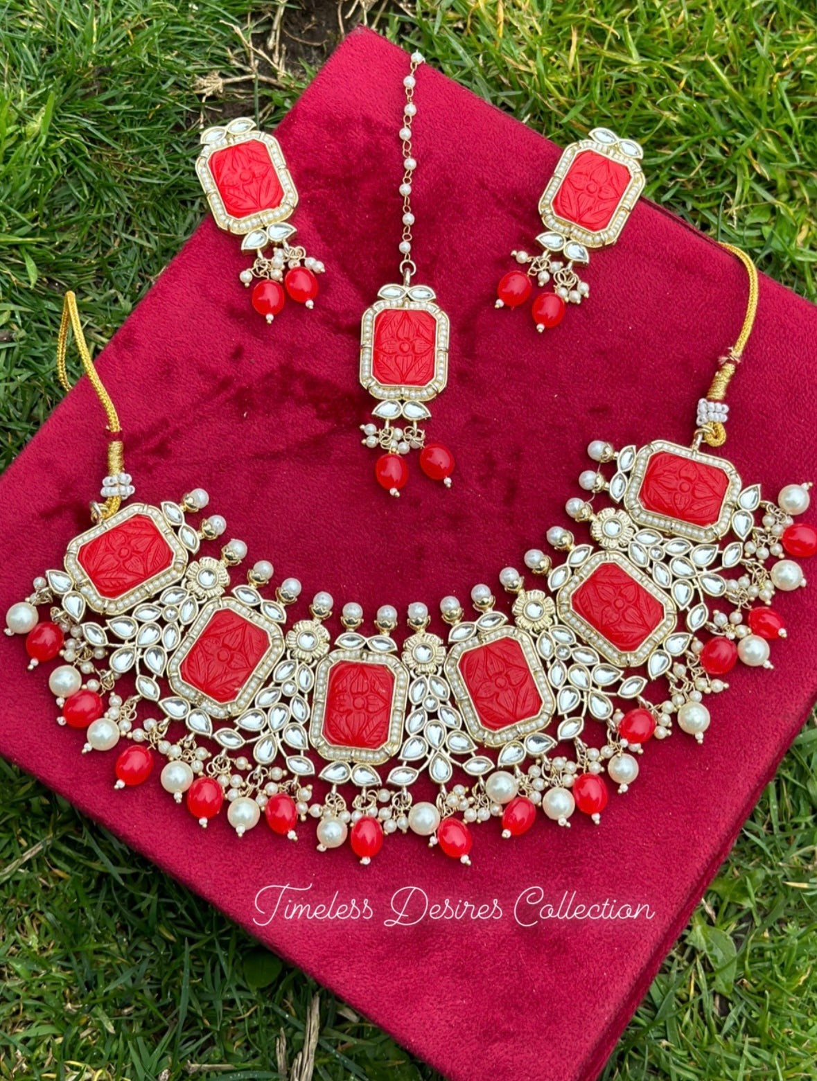 Red choker / necklace set in Kundan with curving stone