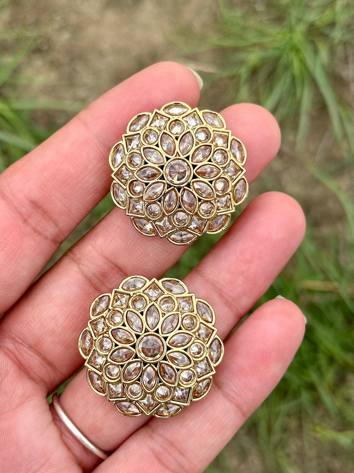Golden stud earrings - J29