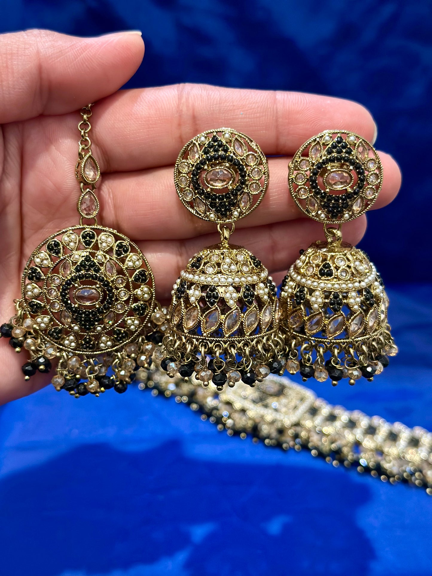 Necklace set with earrings and tikka in polki, Colour: Black, Code: 090