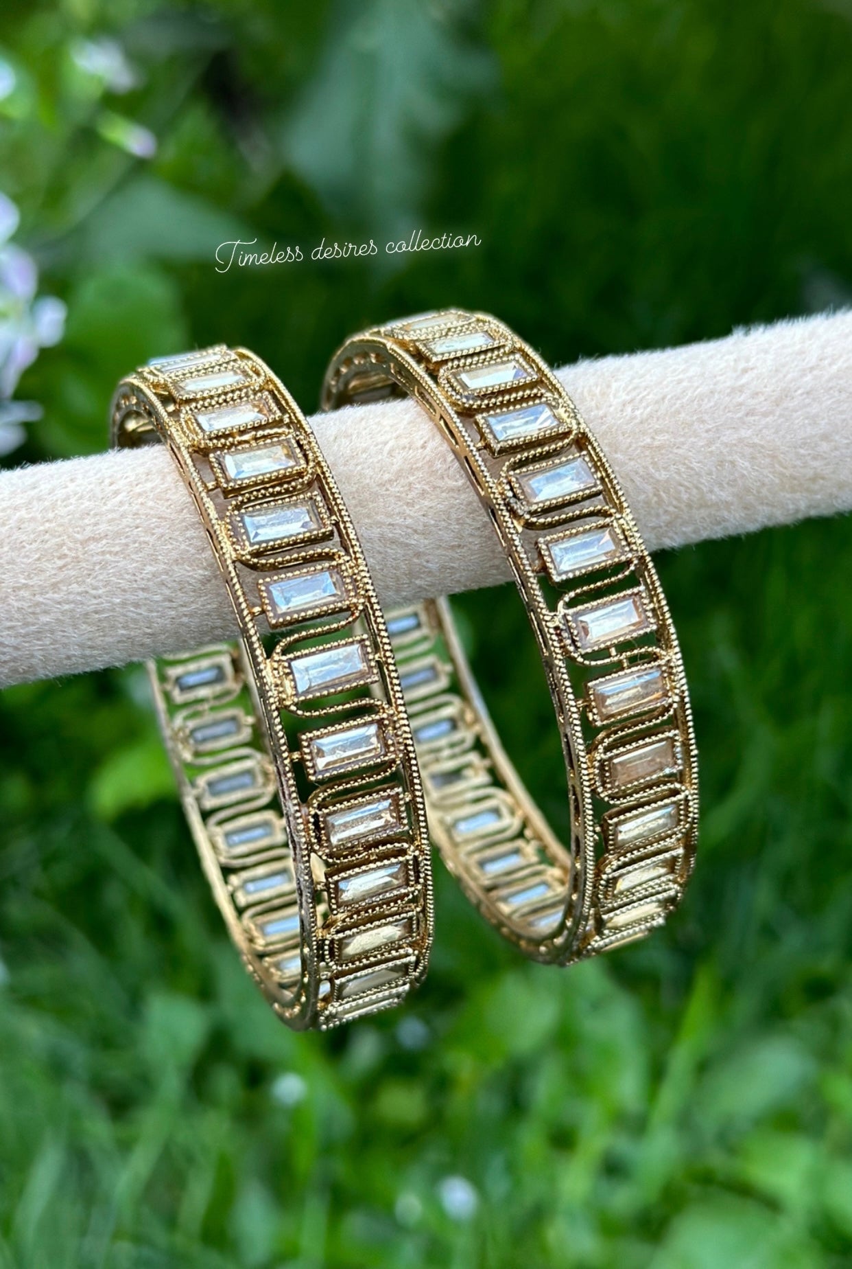 Golden kangan / bangles in Polki