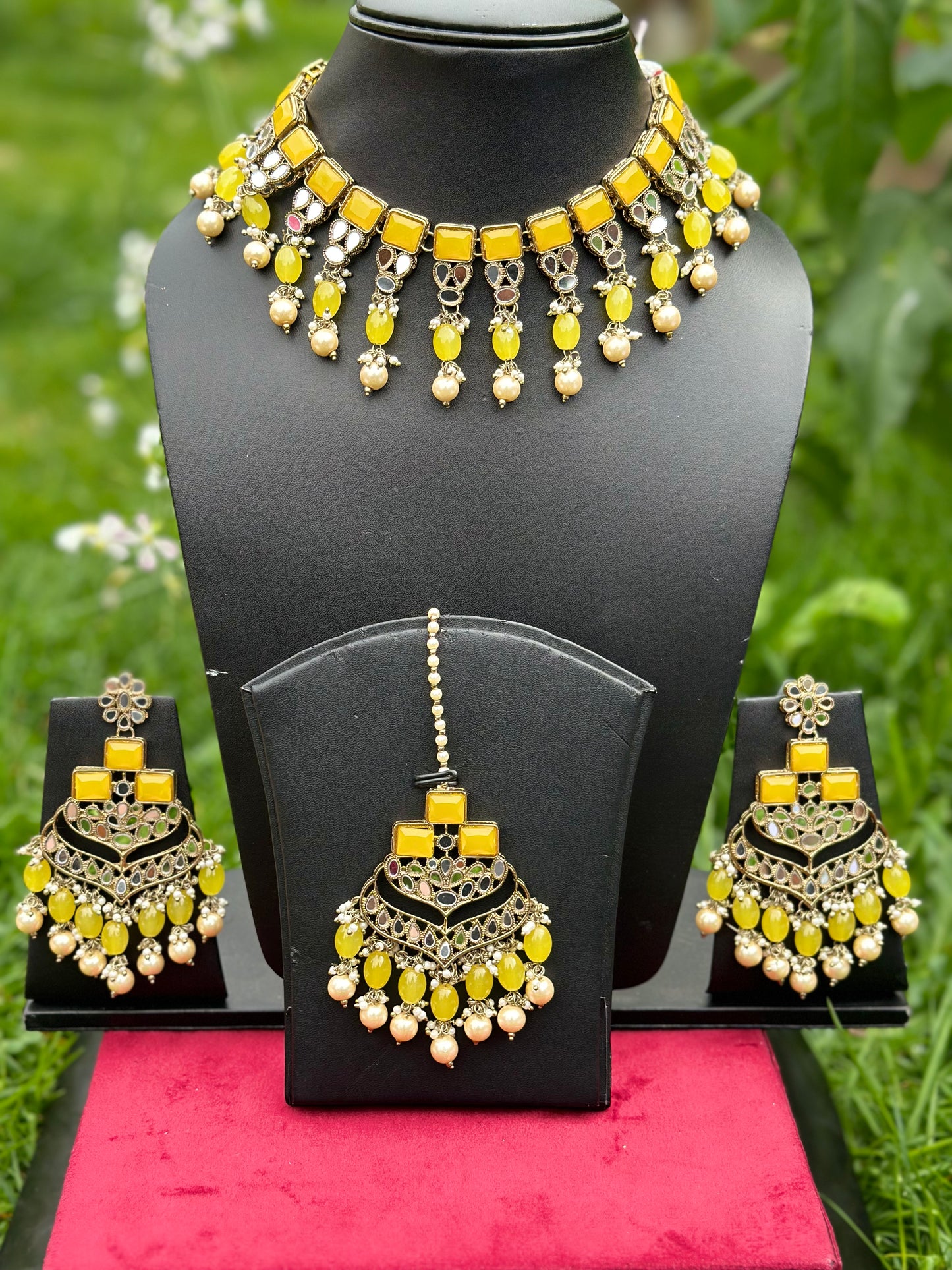Yellow Necklace / Choker set in mirror