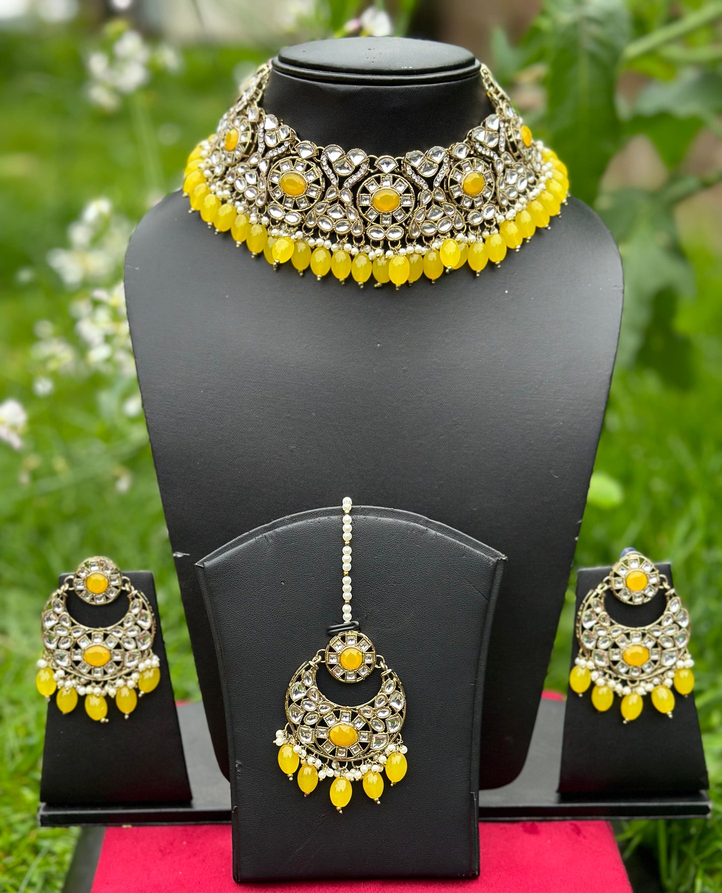 Yellow necklace / Choker set in Kundan