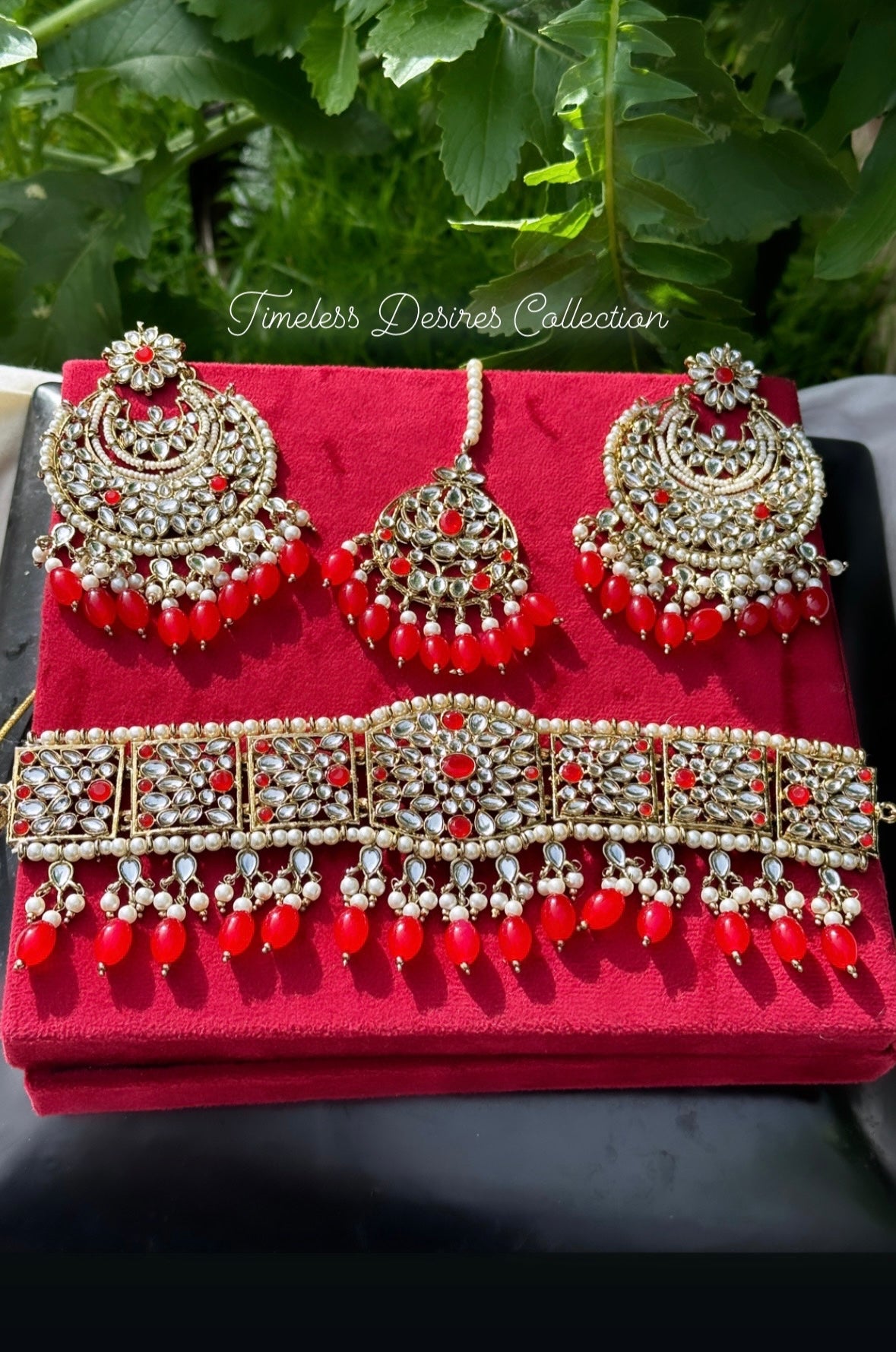 Red choker / necklace set in Kundan ( oversized earrings 👌)