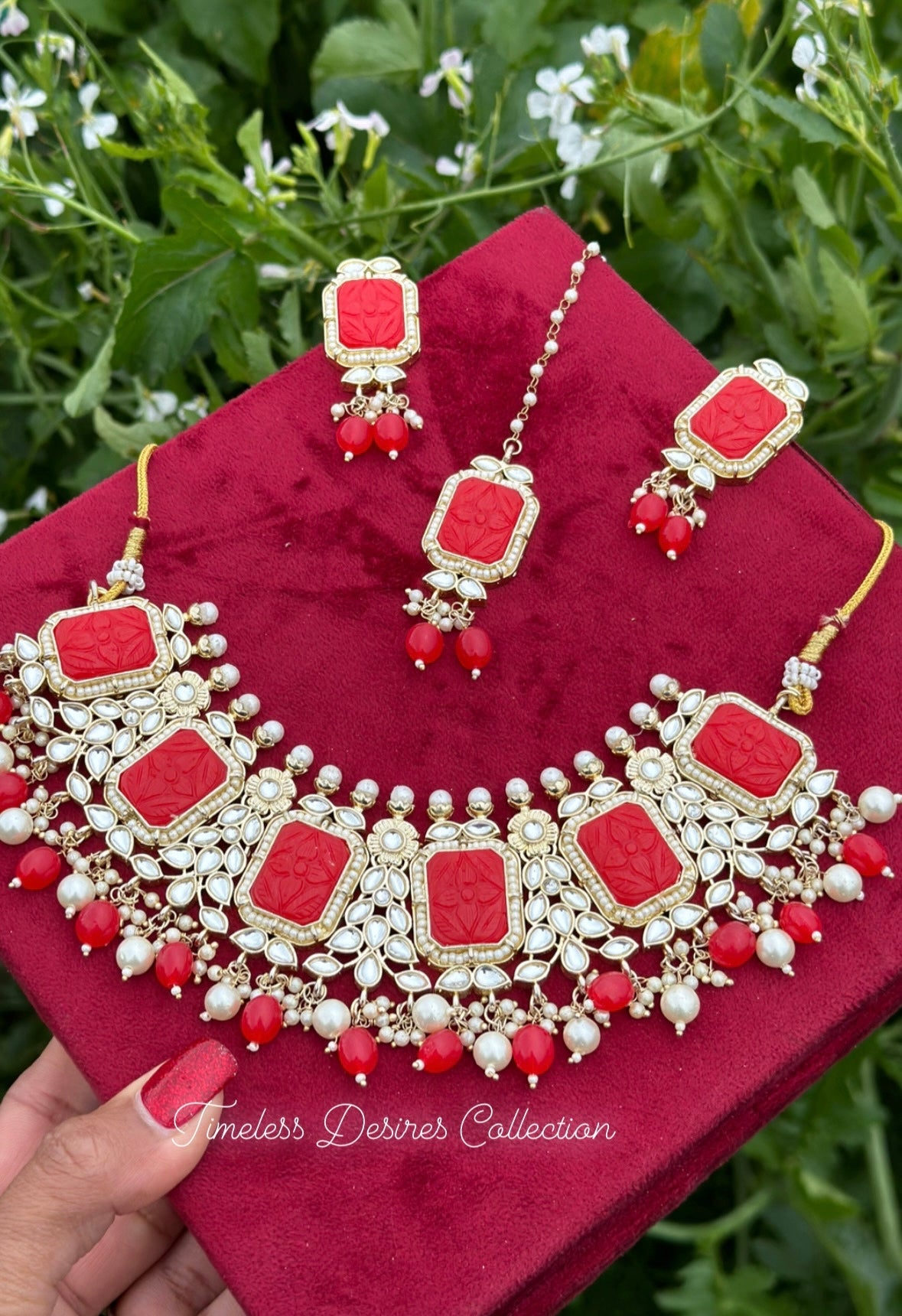 Red choker / necklace set in Kundan with curving stone