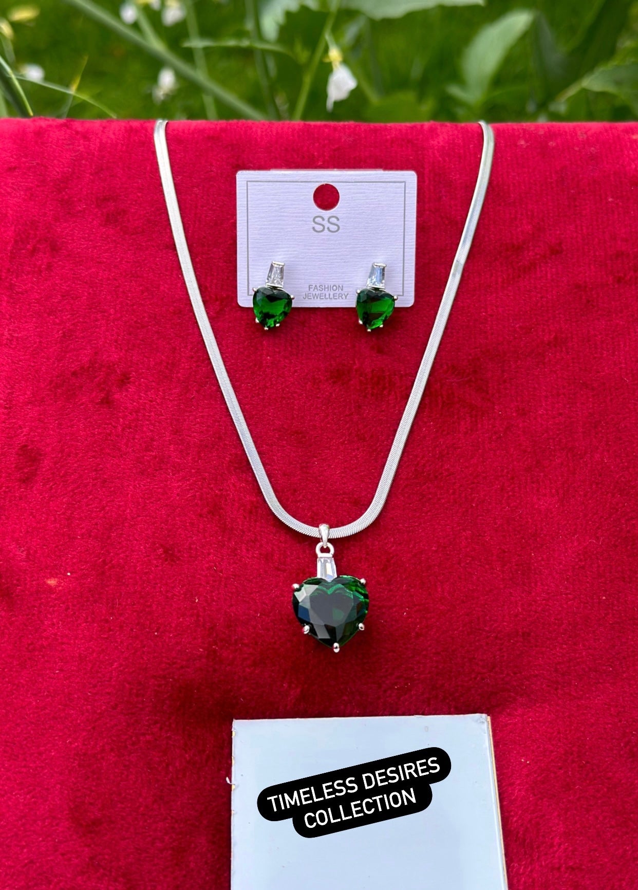 Green American diamond necklace set in silver