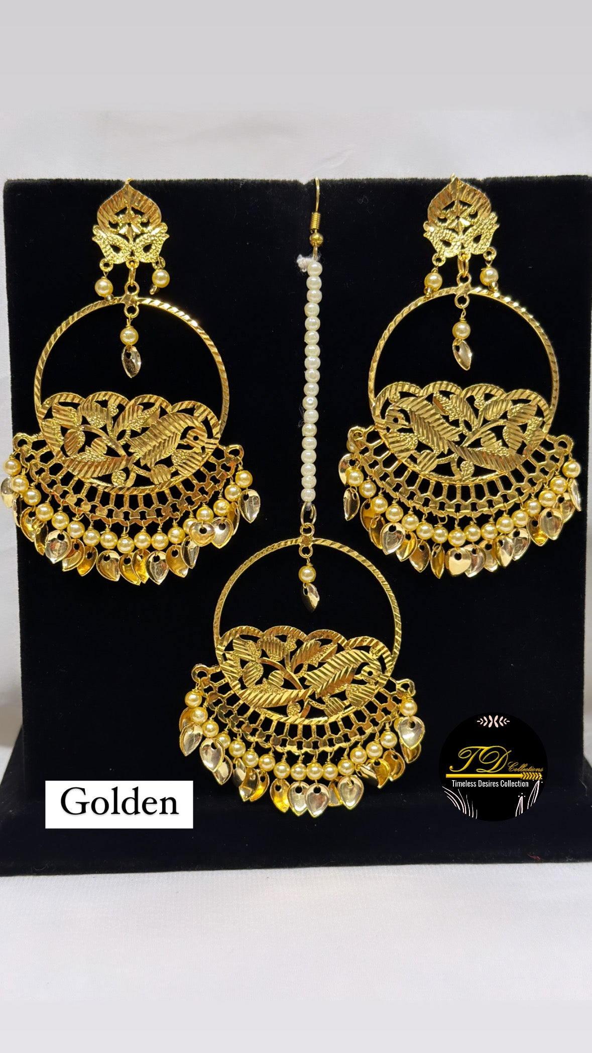 Pipal Patti Waliya earrings with tikka