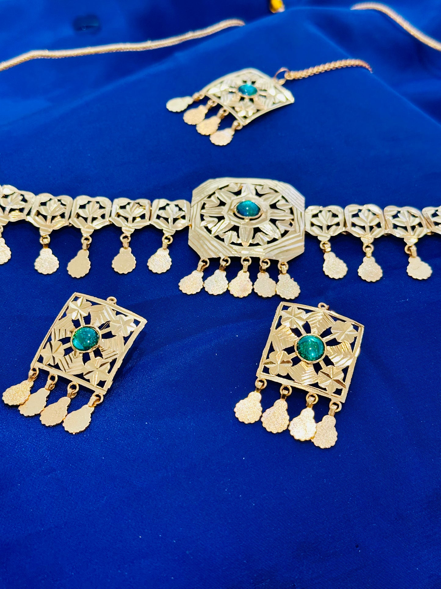 Gold look necklace set - ( Code:072)