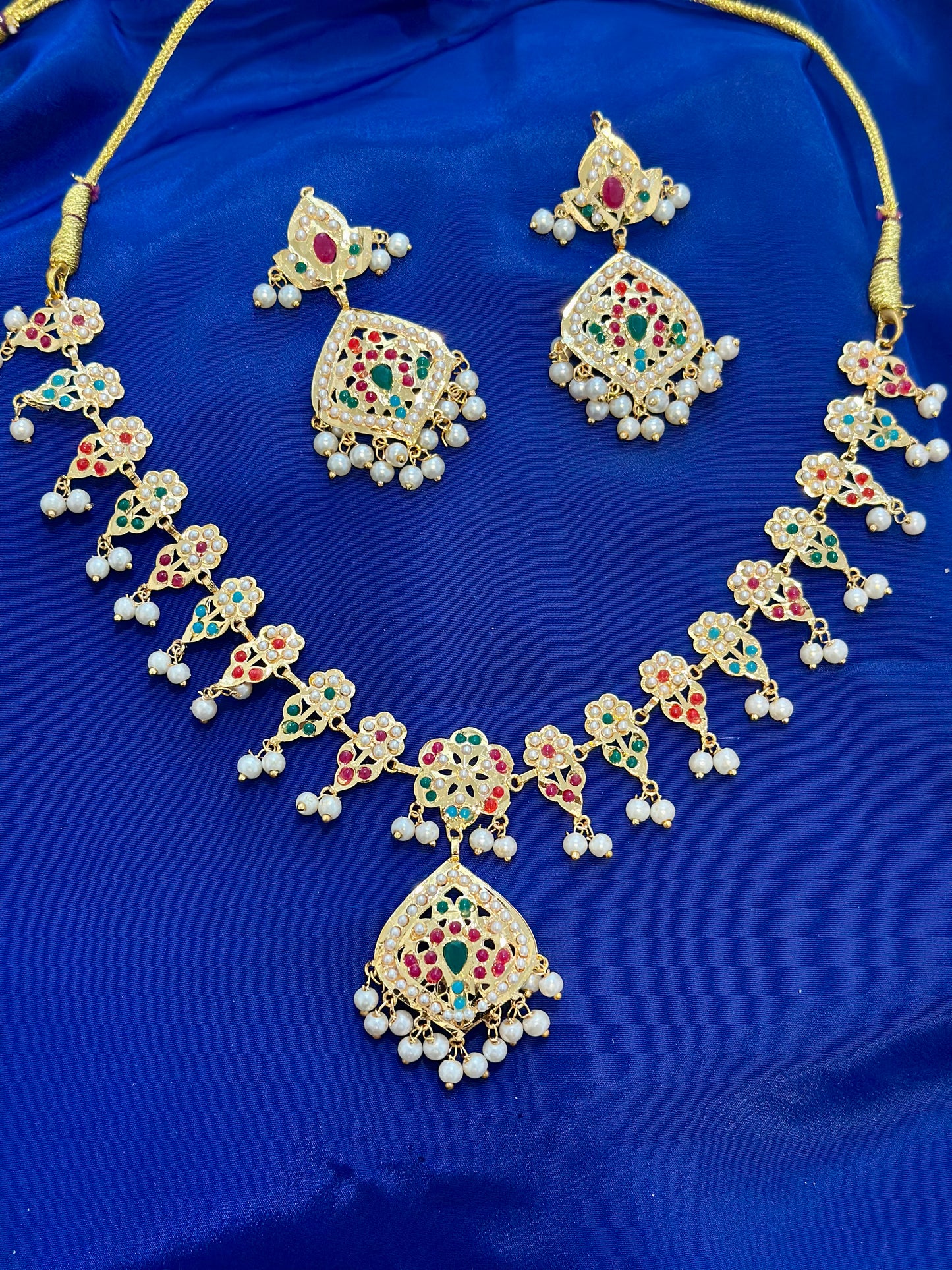 Gold look necklace set - ( Code:075)