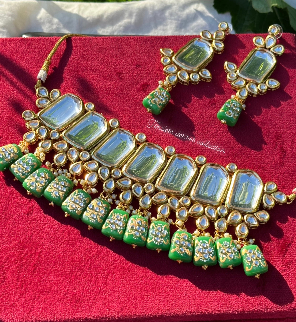 Green choker / necklace set in uncut Kundan with tumbler beads