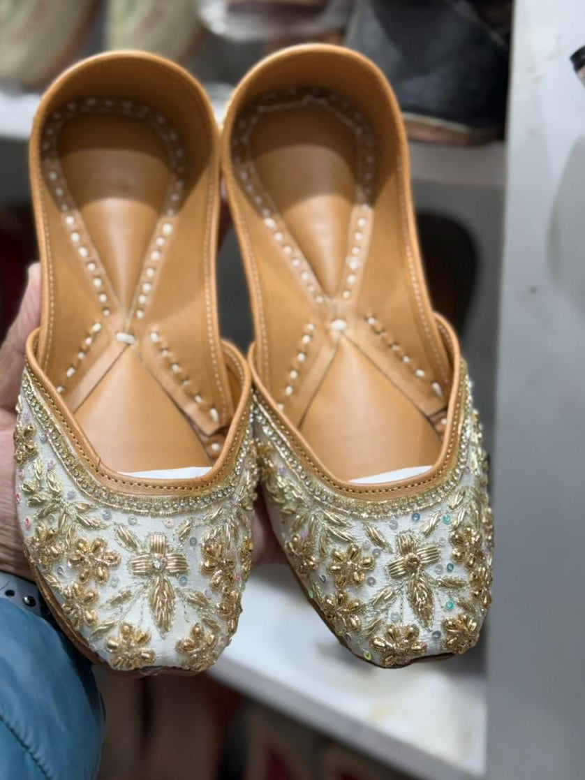 Punjabi jutti, Colour: white/golden, (Code: X10)