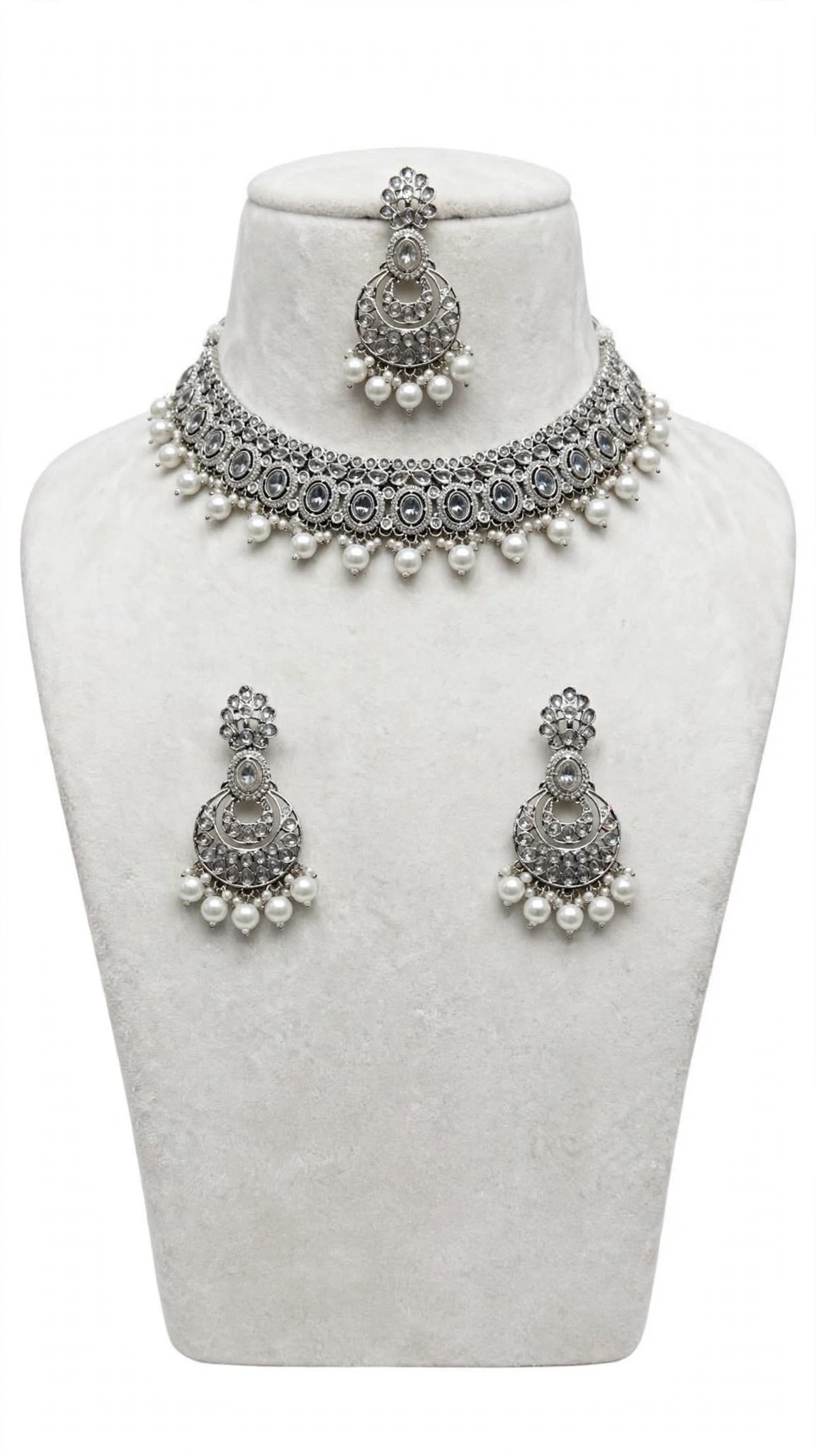 Necklace set with earrings and tikka