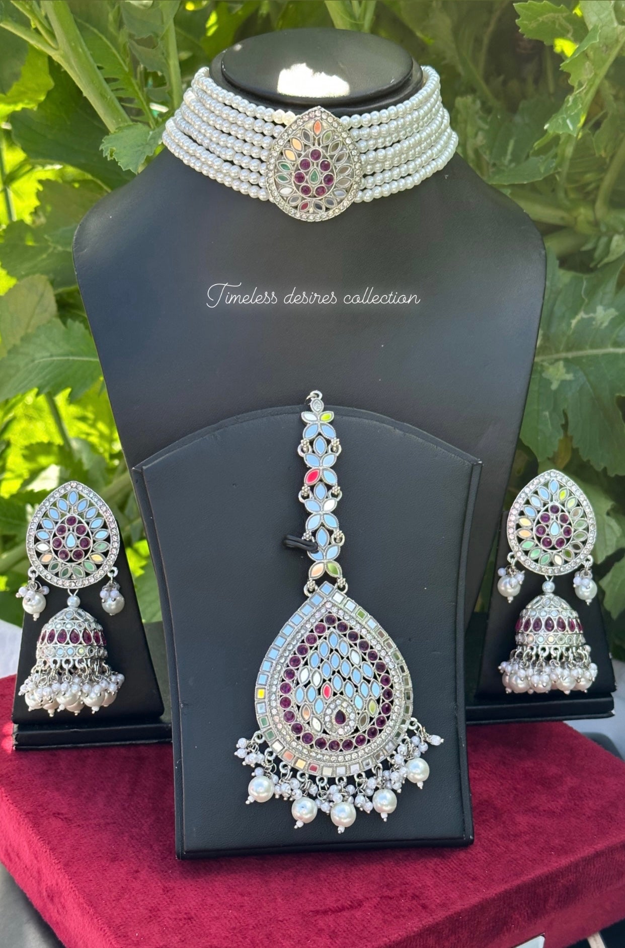 Silver choker / necklace set in mirror in purple colour