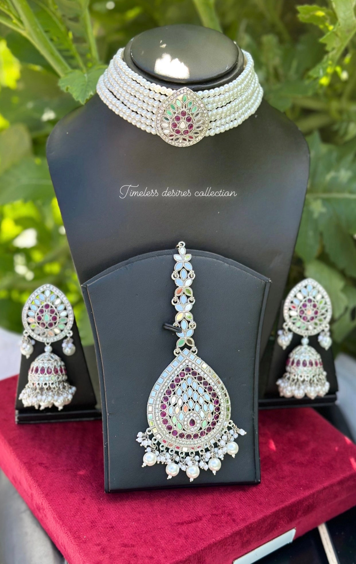 Silver choker / necklace set in mirror in purple colour