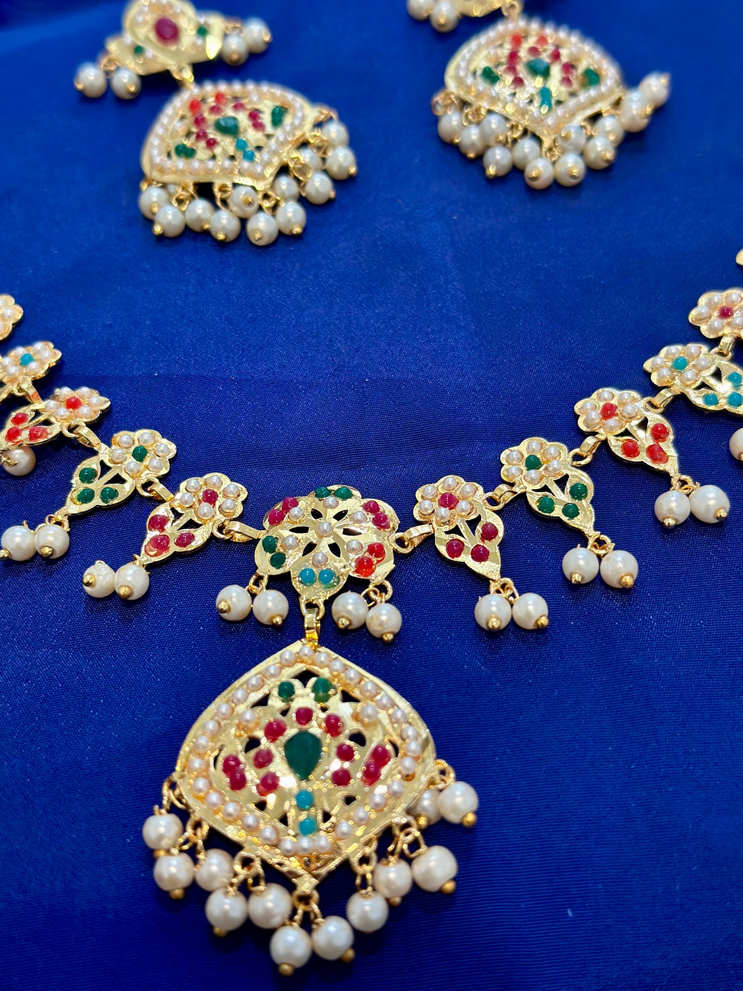 Gold look necklace set - ( Code:075)