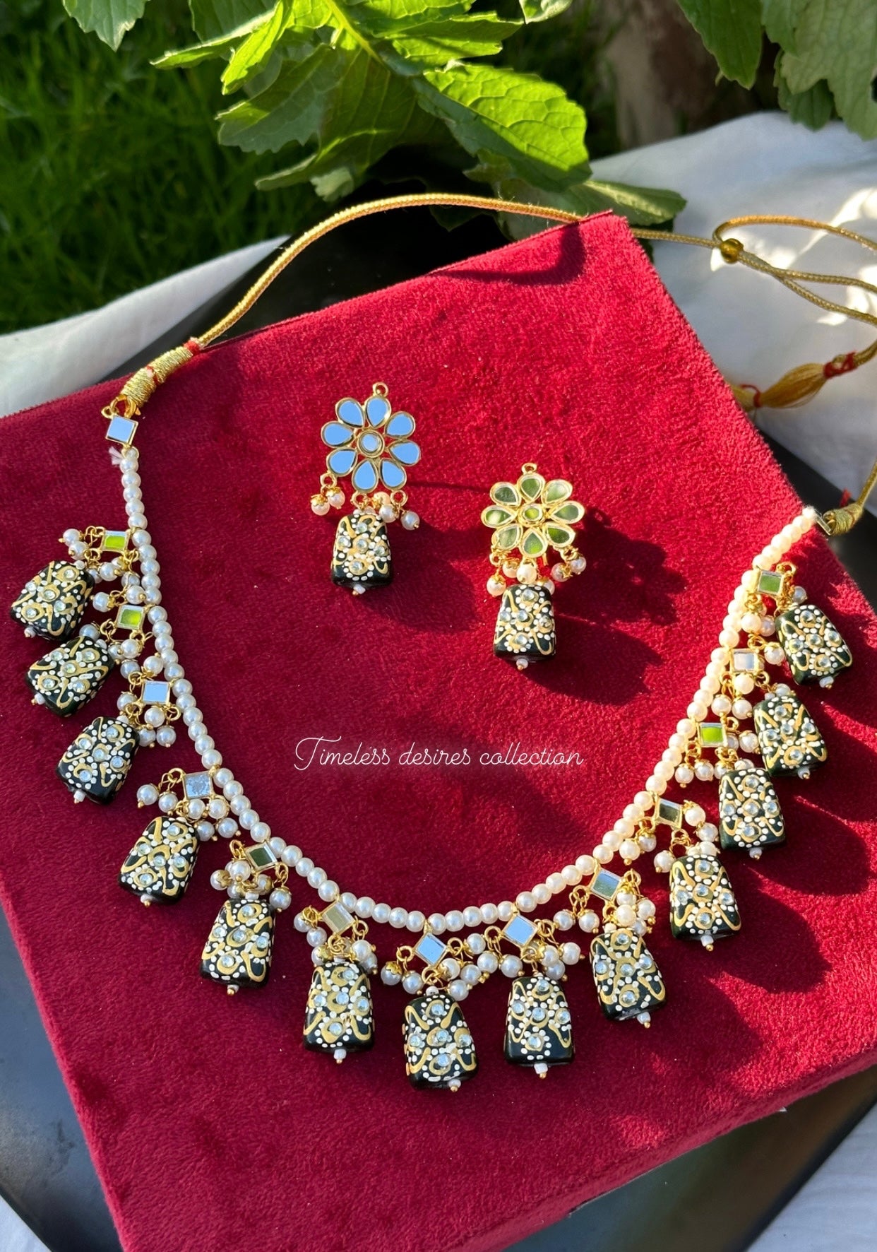 Green choker / necklace set in mirror with tumbler beads