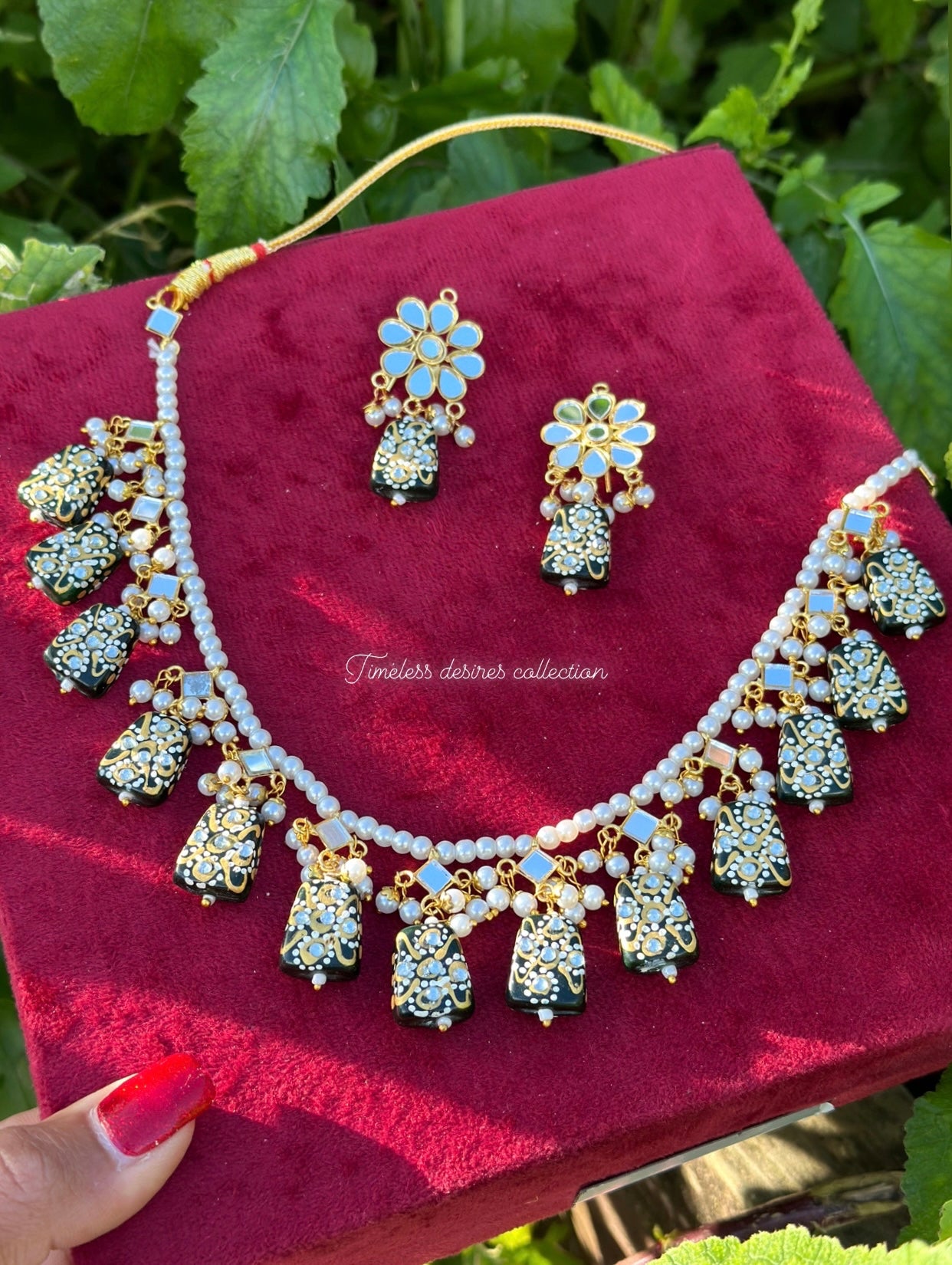 Green choker / necklace set in mirror with tumbler beads