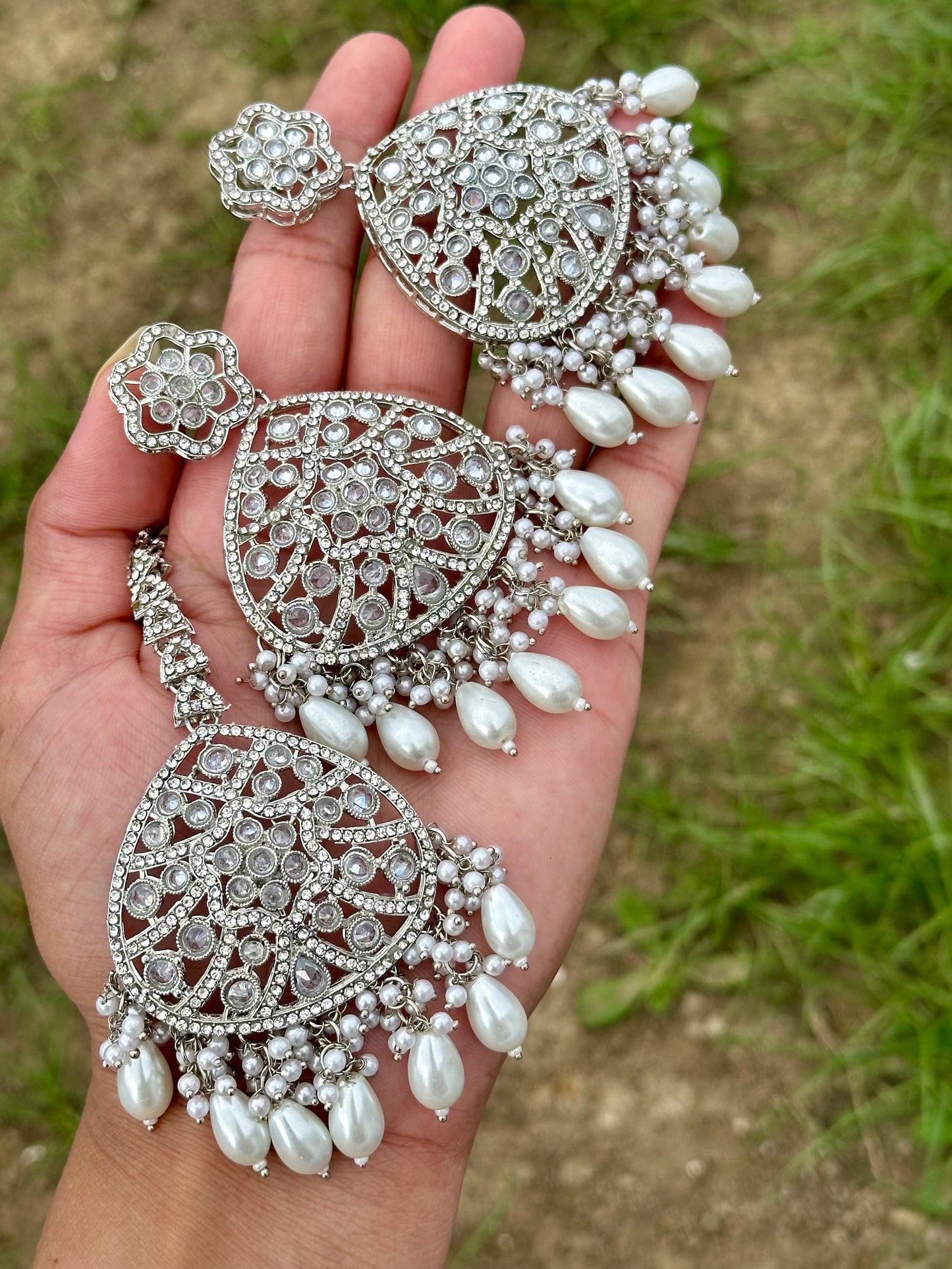 Silver earrings with tikka - J21