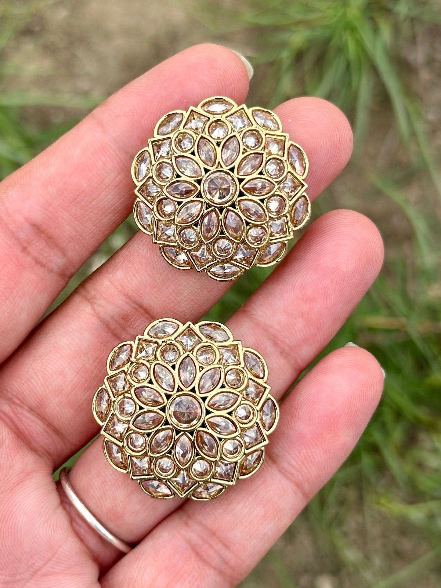 Golden stud earrings - J29