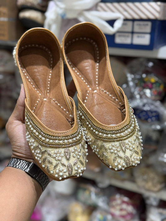 Punjabi jutti, Colour: Golden, (Code: 124)