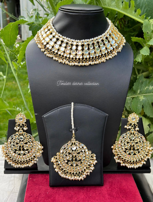Golden Necklace / choker set in Kundan with oversized earrings and tikka ( high quality )