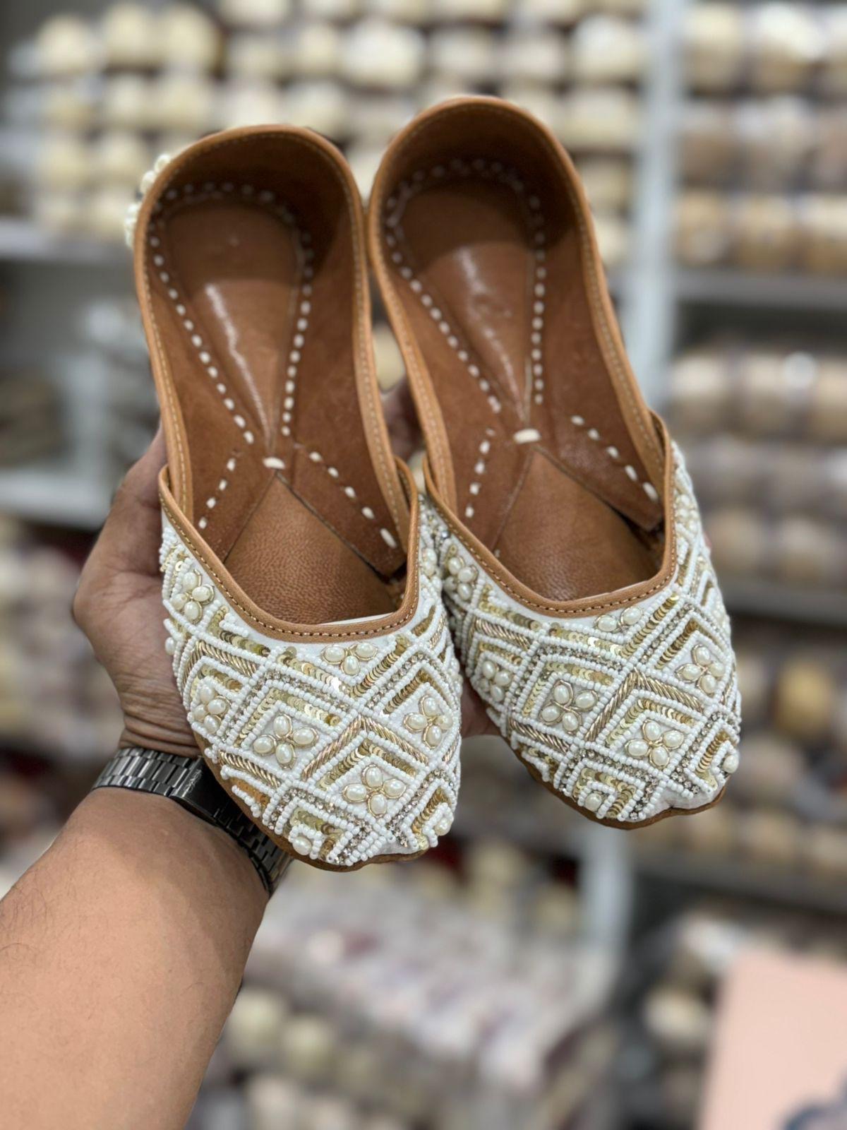 Punjabi jutti, Colour: White, (Code: 121)