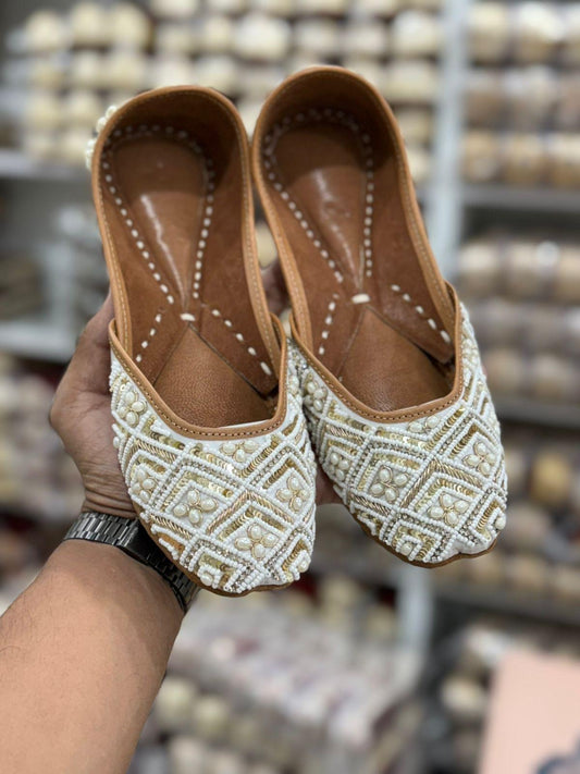 Punjabi jutti, Colour: White, (Code: 121)