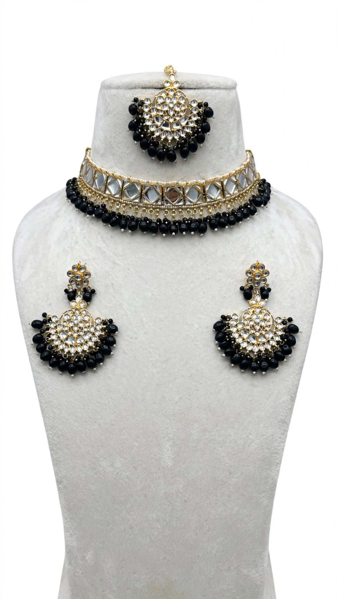 Necklace set with earrings and tikka